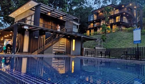 Poolside 4 Bedroom Suite