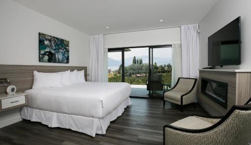 Suite with Lake View