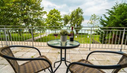 Apartment with Lake View