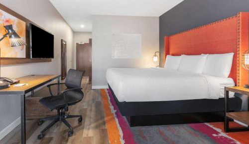 King Room with Bath Tub - Mobility/Hearing Accessible - Non-Smoking