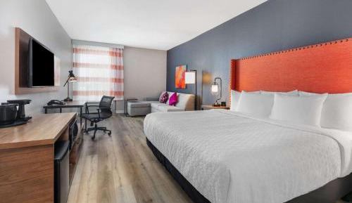 Deluxe King Room with Bath Tub - Mobility/Hearing Accessible - Non-Smoking