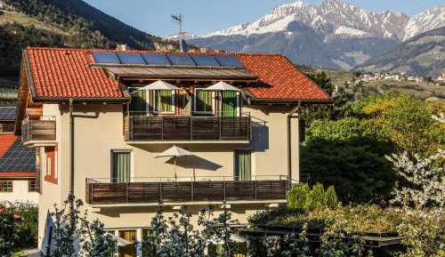 Apartment with Mountain View