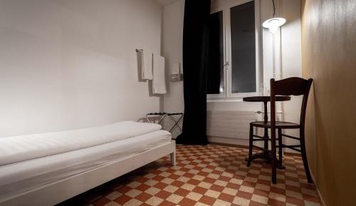 Budget Single Room with Shared Bathroom