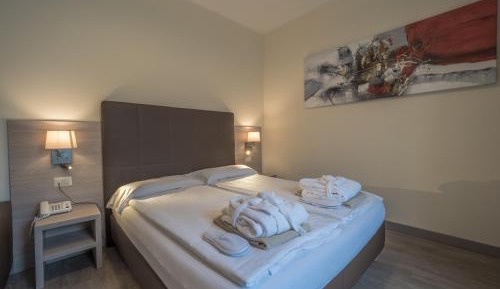 Suite with Balcony and Lake View