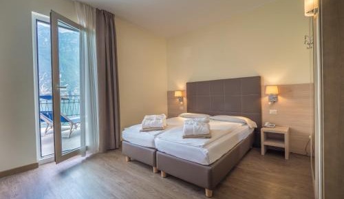 Twin Room with Terrace and Lake View