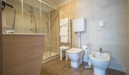 Large Twin Room with Terrace and Lake View