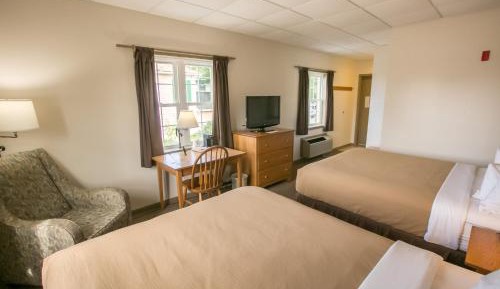 Queen Room with Two Queen Beds - Lower Level (No Steps)