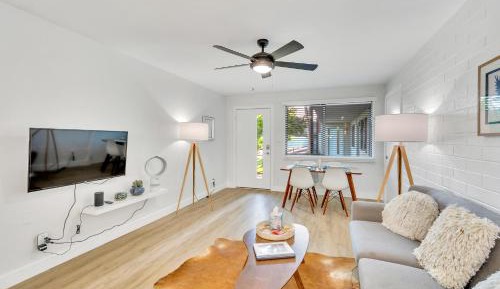 Apartment with Pool View 