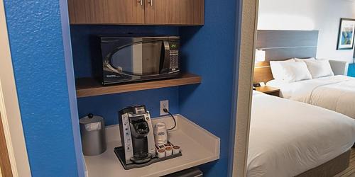 Queen Suite with Two Queen Beds - Communications Accessible