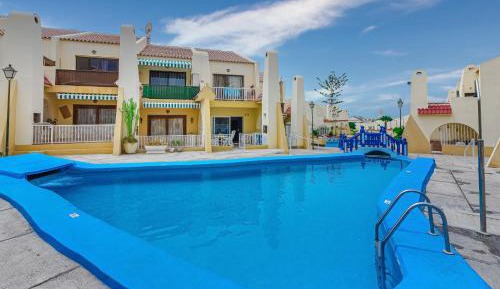 Apartment with Mountain View