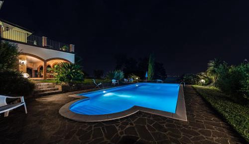 Three-Bedroom Apartment with Lake View