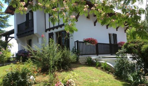 Apartment with Garden View