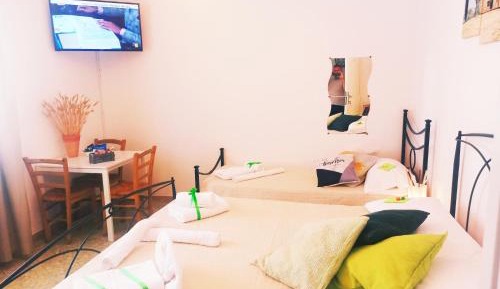 Deluxe Double Room with Extra Bed and Shared Bathroom