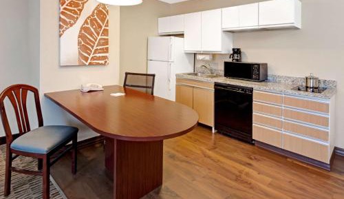 Queen Suite with Roll-In Shower and Sofabed - Accessible/Non Smoking