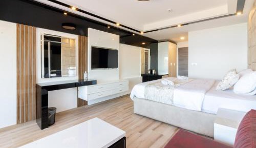 Apartment with Balcony and Lake View