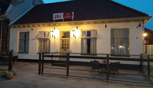 Deluxe Studio front side