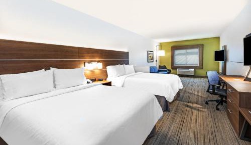 Queen Room with Two Queen Beds- Hearing Accessible Roll in Shower/Non-Smoking