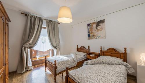 Apartment with Mountain View