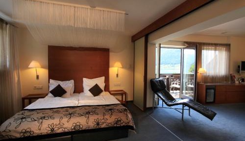 Suite with Balcony and Lake View