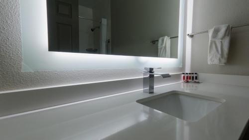 King Room with Mobility/Hearing Impaired Access - Non-Smoking