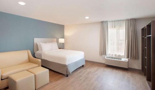 Queen Room with Sofa Bed - Non-Smoking