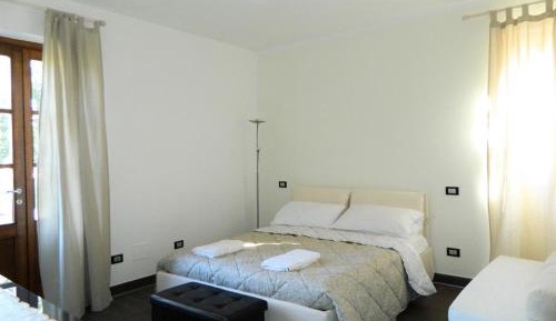 Deluxe Room (2 Adults + 1 Child)