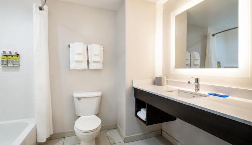 King Room - Mobility Access Tub - Non-Smoking