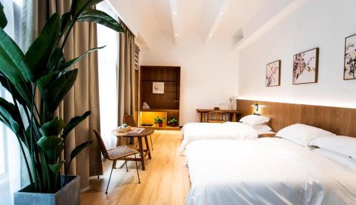 Superior Family Room with Garden View