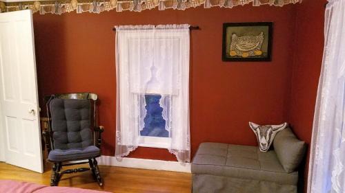 Double Room with Private Bathroom (Burgundy)