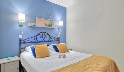 One-Bedroom Apartment with Sleeping Alcove and Terrace or Balcony (6 People)