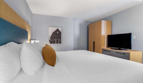 Junior King Suite - Non-Smoking