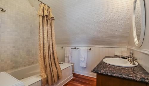 Deluxe King Suite with Spa Bath