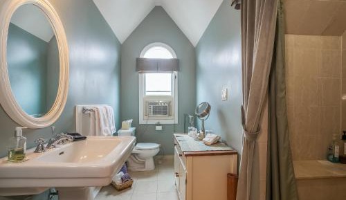 Deluxe King Room with Kitchenette