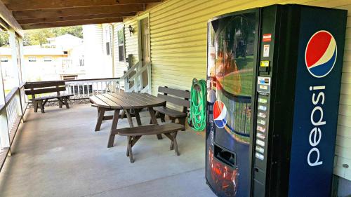 Carriage House Queen Room with Fireplace and Spa Bath #7