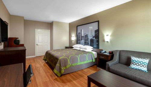King Room with Roll-In Shower - Mobility/Hearing Accessible - Non-Smoking