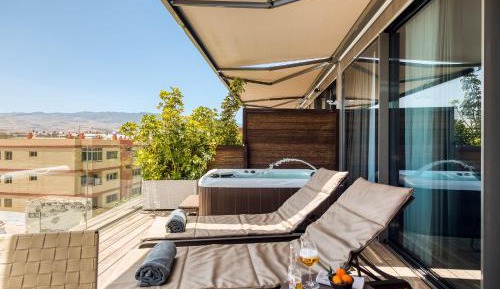 Penthouse Studio with Private Jacuzzi and Beach View