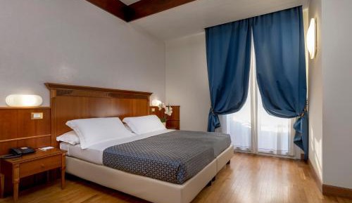 Double or Twin Room with Lateral Sea View