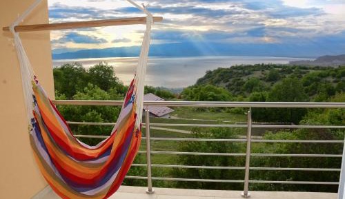 One-Bedroom Apartment with Lake View -1