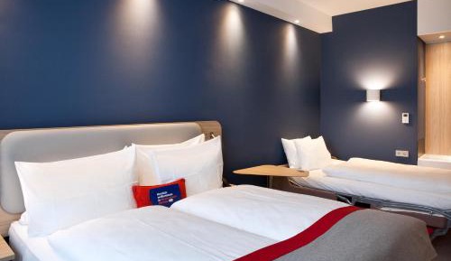 Standard Queen Room with Single Sofa Bed