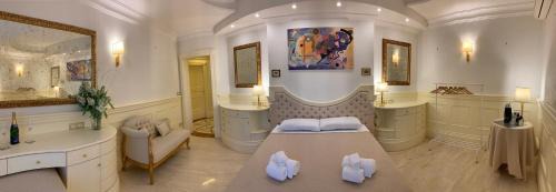 Deluxe Suite with Spa Bath