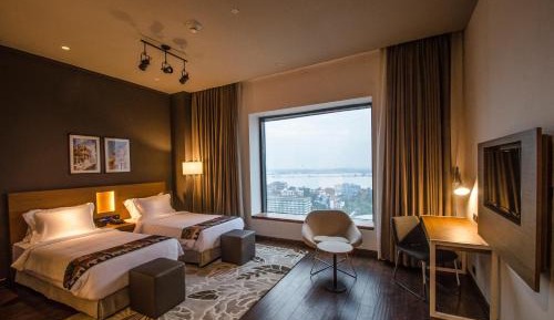 Business Room - Lake View