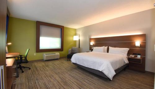 Standard King Room with Roll-in Shower - Mobility Accessible