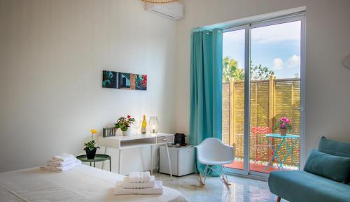 Family Room with Garden View