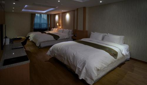 Deluxe Family Room with City View