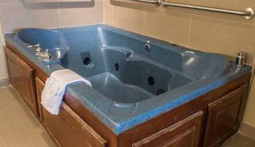 King Room with Whirlpool Bath - Accessible/Non-Smoking