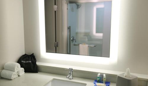 Standard King Room with Mobility Accessible Tub