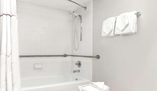 King Suite - Mobility/Hearing Accessible with Bath Tub - Non-Smoking
