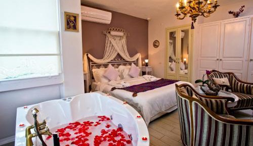 Suite with Hot Tub