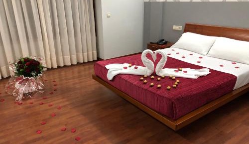 Deluxe Double Room with Side Sea View