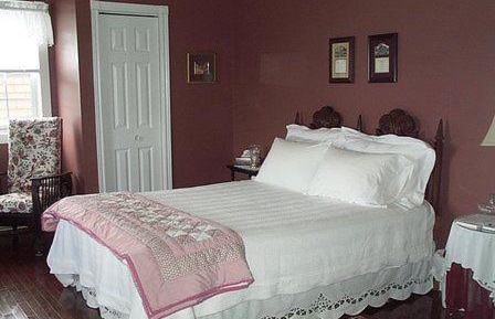 Queen Room with Shared Bathroom